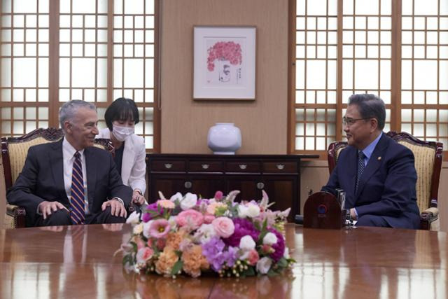 박진 외교부 장관이 12일 서울 종로구 외교부에서 필립 골드버그 신임 주한 미국대사를 접견하고 있다. 뉴시스