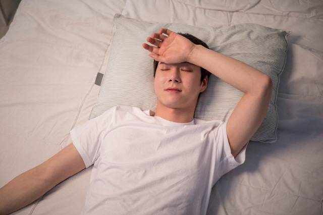 자다가 비정상적으로 땀을 많이 흘린다면 갑상선기능항진증 등 질환 탓일 가능성이 있다./사진=클립아트코리아
