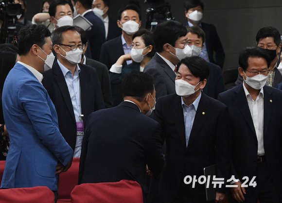 국민의힘 안철수 의원이 12일 오전 국회 의원회관 2소회의실에서 열린 '위기를 넘어 미래로, 민·당·정 토론회'에 참석하며 인사를 나누고 있다. [사진=김성진 기자]