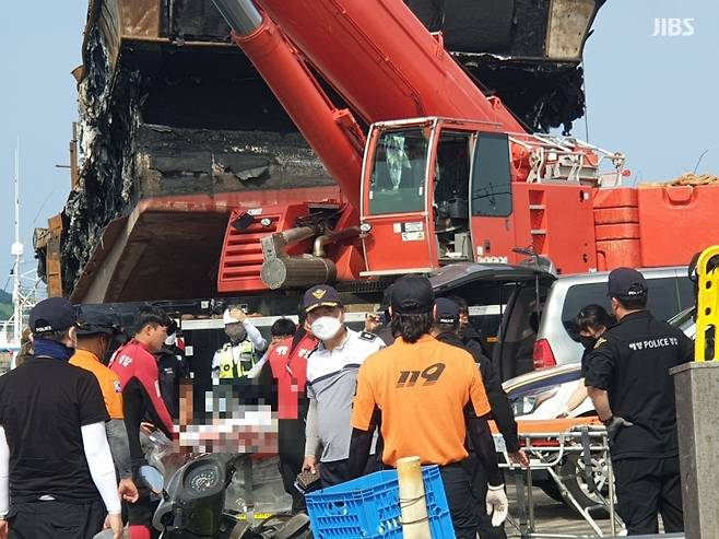 오늘(12일) 화재 사고 실종자로 추정되는 시신 1구가 발견된 제주시 한림항 현장.