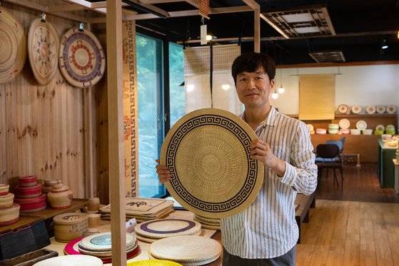 강화도령 화문석은 명품 브랜드 매장에 인터리어용으로 쓰이는 등 최근 들어 심미성을 인정받고 있다. 강화읍에 자리한 체험장에서 전시품도 보고 직접 화문석을 만들어볼 수도 있다. 최승표 기자