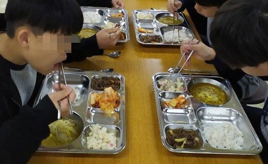 ▲ 학교 급식. 본 사진은 해당기사와 관련없음 [강원도민일보 자료사진]