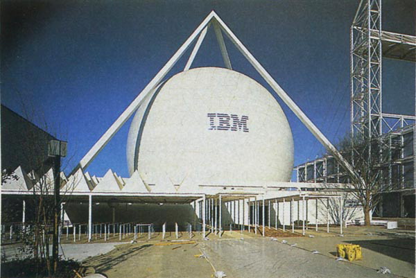 1985년 일본 쓰쿠바박람회의 IBM관은 직경 21ｍ의 전천주돔 스크린을 갖췄다.