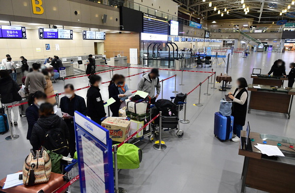 김해국제공항 국제선을 찾은 승객들이 사이판 노선을 이용하기 위해 탑승수속을 하고 있다.  여주연 기자 yeon@kookje.co.kr