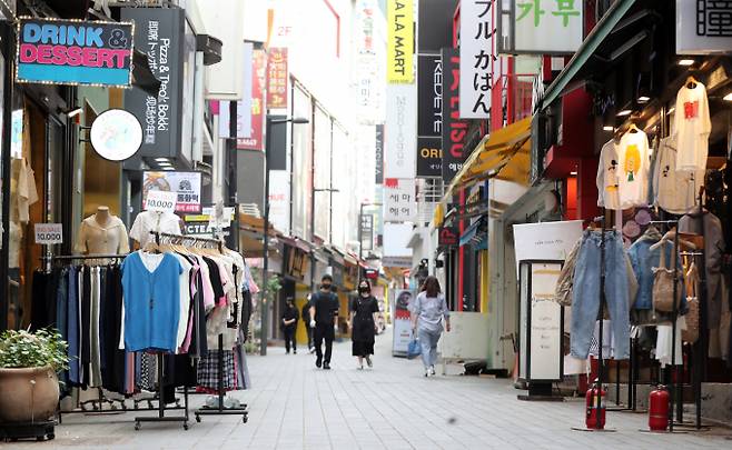 금융위원회는 최근 소상공인의 금융 부담 완화를 위해 비은행권에서 받은 고금리 대출을 은행권 저금리 대출로 대환하는 대출의 최고 금리를 7%로 결정했다. 서울 중구 명동거리에서 시민들이 발걸음을 옮기고 있다./사진=뉴스1