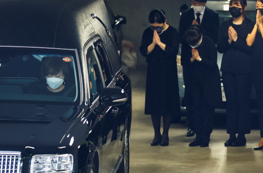 아베 신조 전 일본 총리의 부인 아키에(차량 앞 좌석) 여사가 11일 고인의 시신을 절로 운구하는 차를 타고 도쿄의 자택을 출발하고 있다. 아베 전 총리의 시신은 도쿄 미나토구에 있는 사찰인 조죠지로 옮겨져 친척과 지인들이 유족을 위로하며 밤을 새우는 ‘쓰야’를 한 뒤 12일 장례식을 치를 예정이다. 연합뉴스