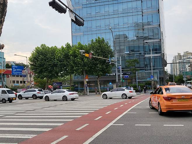 12일 오전 서울 영등포구 양평동사거리. 우회전하는 차량으로 인해 시민들이 초록불 신호가 켜진 횡단보도를 건너가지 못한 채 잠시 대기하고 있다. 박혜원 기자