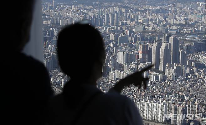 [서울=뉴시스] 조수정 기자 = 서울 송파구 롯데월드타워 전망대 서울스카이에서 바라본 서울 시내 아파트와 오피스텔. 2021.10.17. chocrystal@newsis.com