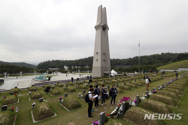 [광주=뉴시스] 류형근 기자 = 5·18민주화운동 40주기인 18일 오전 광주 북구 운정동 국립5·18민주묘지에 추모객의 발길이 이어지고 있다. 2020.05.18. *재판매 및 DB 금지