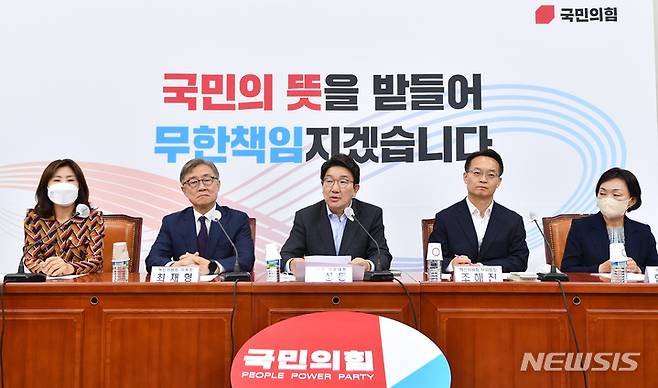 [서울=뉴시스] 김선웅 기자 = 권성동 국민의힘 당대표 직무대행 겸 원내대표(가운데)가 12일 오후 서울 여의도 국회에서 열린 혁신위원회 제4차 전체회의에서 모두발언을 하고 있다. (공동취재사진) 2022.07.12. photo@newsis.com