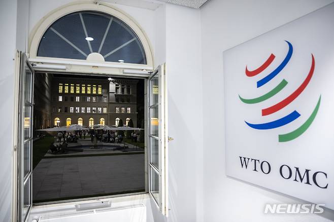 [제네바=AP/뉴시스] 세계무역기구(WTO) 대표단이 17일(현지시간) 스위스 제네바 WTO 본부에서 열린 제12차 장관회의 협상 결과를 기다리고 있다. 2022.06.17.