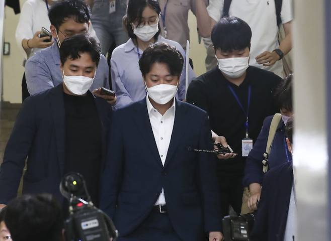 이준석 국민의힘 대표가 지난 8일 서울 여의도 국회에서 열린 성 상납 증거인멸교사 의혹에 대한 윤리위원회에서 소명을 마친 후 나서고 있다. 뉴스1