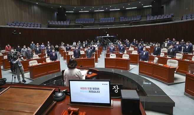 지난 11일 오후 국회에서 열린 국민의힘 의원총회에서 양금희 원내대변인이 '권성동 당 대표 직무대행 체제'를 추인하는 내용이 담긴 결의문을 발표하고 있다. 국회사진기자단