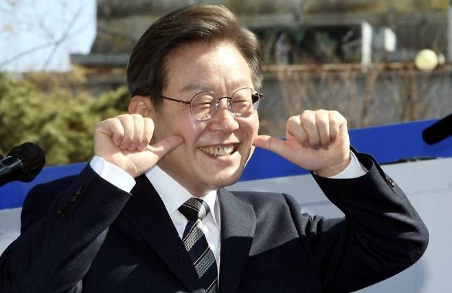 이재명 더불어민주당 대선후보가 3월3일 서울 종로구 보신각터에서 '우리 모두를 위해, 성평등 사회로' 유세를 열고 지지를 호소하고 있다. ⓒ연합뉴스