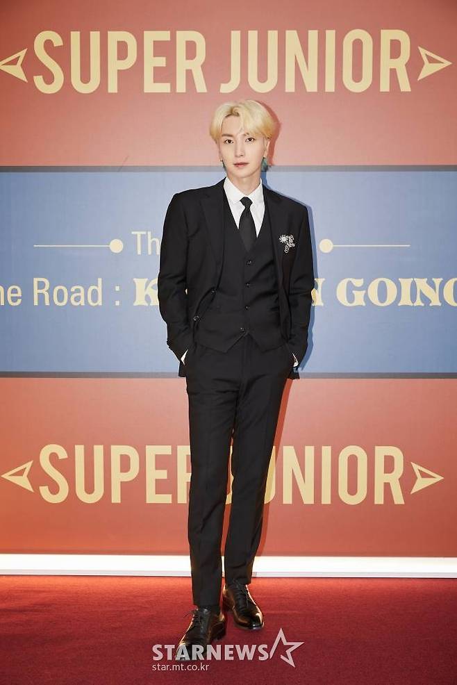 그룹 슈퍼주니어 이특이 12일 오전 온라인 생중계로 진행된 정규 11집 첫 앨범 볼륨. 1 '더 로드: 킵 온 고잉'(Vol.1 'The Road: Keep on Going)발매기념 기자간담회에 앞서 포즈를 취하고 있다. /사진제공=Label SJ 2022.07.12 /사진=이동훈 기자 photoguy@