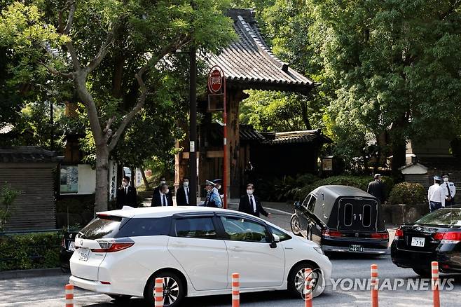 도쿄 사찰에 도착하는 아베 전 일본 총리 운구차 (도쿄 로이터=연합뉴스) 11일 아베 신조 전 일본 총리의 시신을 운구하는 차량이 도쿄 미나토구에 있는 사찰인 조죠지에 도착하고 있다. 고인의 친척과 지인들이 조죠지에서 유족을 위로하며 밤을 새우는 쓰야(通夜·밤샘)를 한 뒤 12일 장례식을 치를 예정이다. 2022.7.11 jsmoon@yna.co.kr