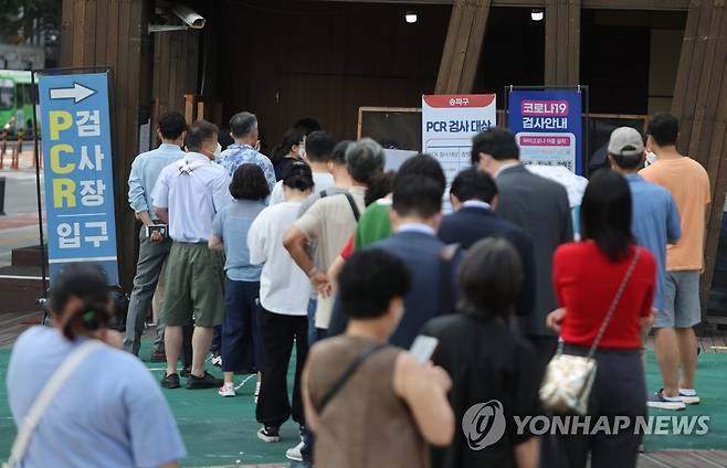 신규 확진자 수 반등세 (서울=연합뉴스) 박동주 기자 = 코로나19 신규 확진자 수가 반등세를 보이면서 여름 재유행의 초입에 들어선 가운데 11일 오전 서울 송파구 보건소 선별진료소에서 시민들이 검사를 받기 위해 대기하고 있다. 2022.7.11 pdj6635@yna.co.kr