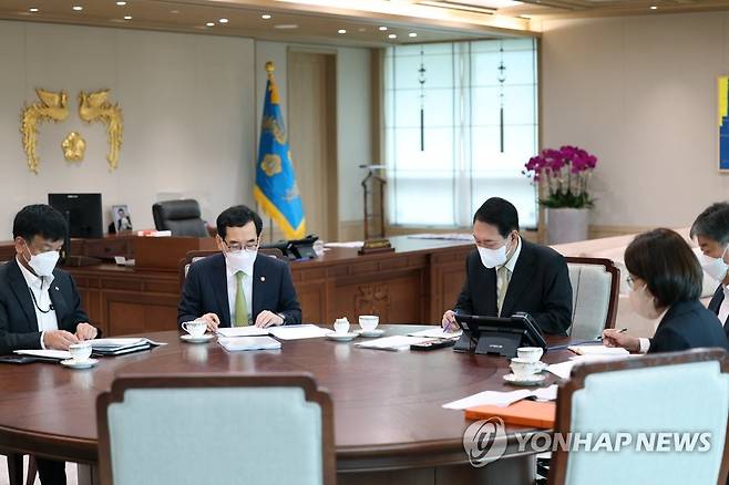 산자부 업무보고 받는 윤석열 대통령 (서울=연합뉴스) 안정원 기자 = 윤석열 대통령이 12일 오전 서울 용산 대통령실 청사 집무실에서 이창양 산업통상자원부 장관(왼쪽 두 번째)으로부터 업무보고를 받고 있다. 2022.7.12 [대통령실 제공. 재판매 및 DB금지] jeong@yna.co.kr