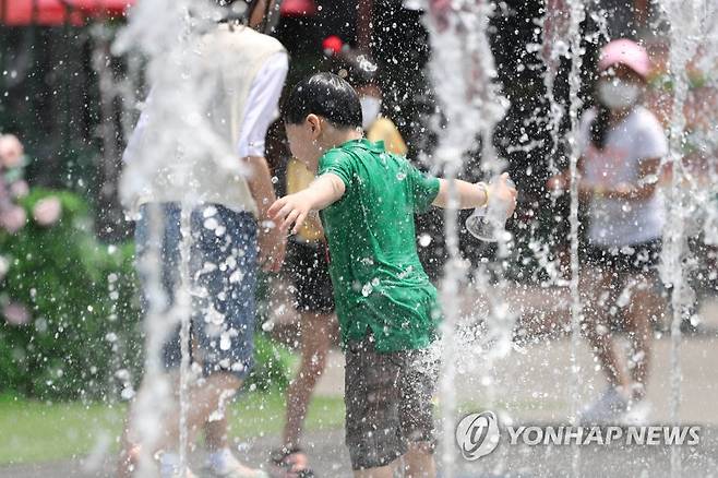 '더위는 못 참지' (대구=연합뉴스) 김현태 기자 = 지난 6월 19일 대구 달서구 이월드에서 방문객들이 바닥분수로 더위를 식히고 있다. 2022.6.19 mtkht@yna.co.kr