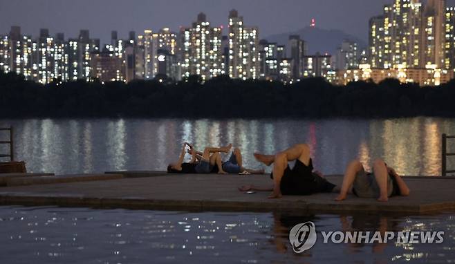 잠 못 이루는 무더운 밤 [연합뉴스 자료사진]