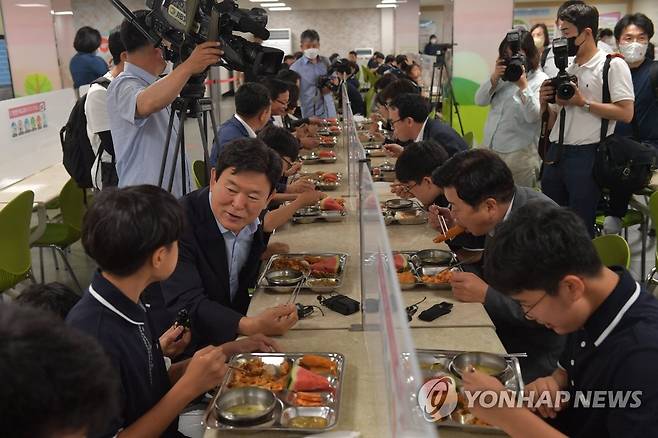 급식 먹는 제주도지사와 교육감 (제주=연합뉴스) 박지호 기자 = 오영훈(오른쪽) 제주도지사와 김광수 제주도교육감이 6일 제주시 한라중학교 급식실에서 급식을 먹으며 학생들과 대화하고 있다. 2022.7.6 jihopark@yna.co.kr