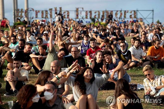 음악 페스티벌에서 즐거운 한때를 보내는 사람들(기사와 직접 관련 없음) [EPA 연합뉴스 자료사진. 재판매 및 DB 금지]