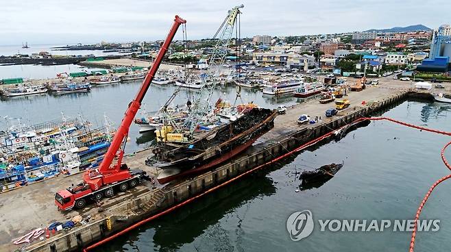 제주 한림항 화재 선박 인양 작업 (제주=연합뉴스) 박지호 기자 = 11일 오후 제주시 한림읍 한림항에서 크레인 2대가 화재 선박을 인양하고 있다. 2022.7.11 jihopark@yna.co.kr