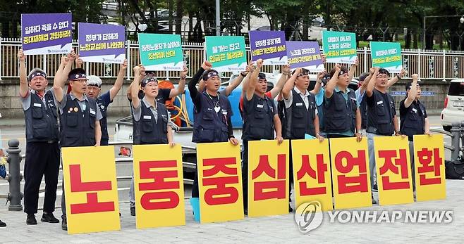 7.20 총파업 돌입 선포하는 금속노조 (서울=연합뉴스) 김인철 기자 = 12일 서울 용산구 전쟁기념관 앞에서 열린 전국금속노동조합 7.20 총파업 돌입 선포 기자회견에서 노조원들이 구호를 외치고 있다. 2022.7.12 yatoya@yna.co.kr