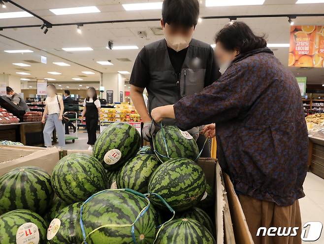 서울 시내 한 대형마트에서 시민들이 수박을 살펴보고 있다. 2022.6.16/뉴스1 ⓒ News1 김진환 기자