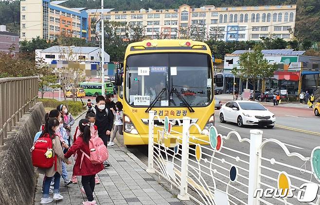 부산의 한 초등학교 인근 버스정류장에서 학생들이 하차하고 있다.(사진은 기사내용과 관련없음) 2020.10.28/뉴스1 노경민 기자