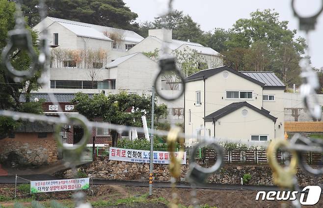 경남 양산 평산마을 문재인 전 대통령 사저 앞 도로에 보수단체가 설치한 수갑이 걸려있다. 2022.6.14/뉴스1 © News1 김영훈 기자