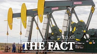 경기침체 우려와 중국의 경제봉쇄 등의 영향으로 국제유가가 12일(현지시각) 7%대 하락하면서 배럴당 100달러 아래로 내려갔다. 미국 헤스코퍼레이션 유전에서 원유를 끌어올리는 펌프잭이 움직이고 있다./더팩트DB