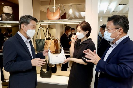 13일 김학도 이사장(왼쪽)이 서울 광진구 소재 내자인에 방문해 제품에 대한 설명을 듣고 있다.