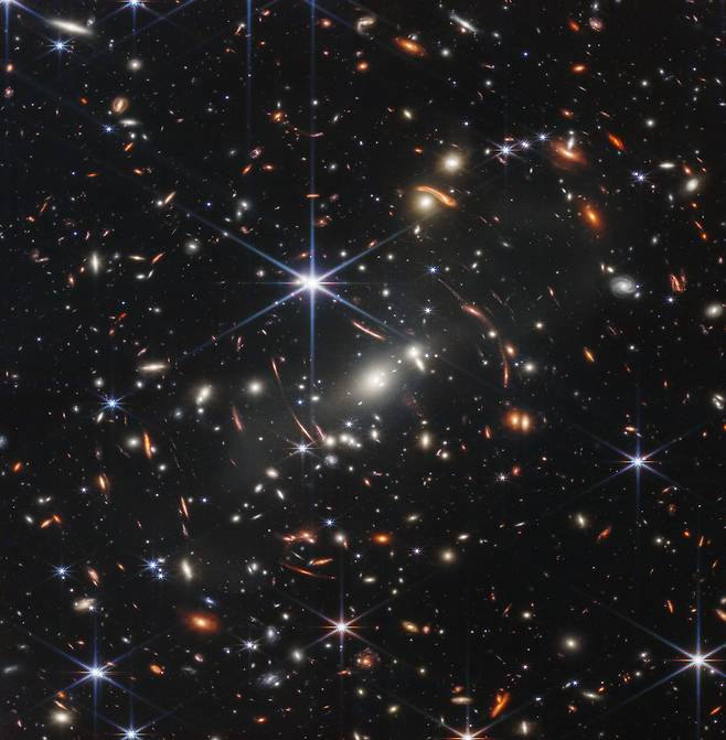 조 바이든 미 대통령이 12일 공개한 제임스 웹 우주망원경의 첫 관측 영상. 지구에서 46억광년(1광년은 빛이 1년 가는 거리로 약 9조4600억㎞) 떨어진 SMACS 0723 은하단이다. 이 영상 일부가 131억년 전 초기 우주에서 온 빛으로 밝혀졌다./NASA