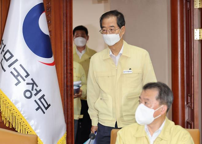 한덕수 국무총리가 13일 정부서울청사에서 열린 코로나19 대응 중앙재난안전대책본부 회의에 입장하고 있다. /연합뉴스