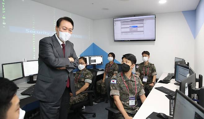 윤석열 대통령이 13일 오후 경기도 성남시 판교 제2테크노밸리 기업지원 허브에서 열린 \