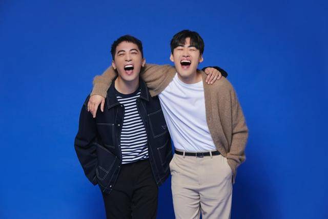 스케치코미디 채널 '숏박스'를 만든 김원훈, 조진세. 2022년 7월 현재 구독자 199만 명을 보유하고 있다. 김원훈과 조진세는 각각 KBS 30기, 31기로 데뷔한 선후배 사이다. 2021년 12월 말부터는 32기 엄지윤이 합류해 3인조로 활동 중이다. 메타코미디 제공