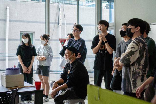 7월 1일, 회사 창립 1주년을 맞아 파티를 벌이고 있는 정영준 대표(가운데)와 메타코미디 임직원들. 영준씨 바로 뒤로 2인조 '스낵타운' 소속이자 EBS '딩동댕대학교'에서 부엉이 대학원생 '붱철'역 성우로 인기를 끌고 있는 코미디언 이재율씨가 보인다. 정영준 제공