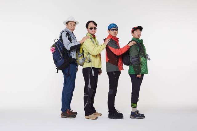 피식대학의 장수 코너 중 하나인 '한사랑산악회'는 주말마다 산에 오르는 중년 아저씨들이 주인공인 휴먼드라마 시트콤이다. 코미디언 김민수는 산악회장 김영남을, 이창호는 영등포 상가 번영회장 이택조를, 이용주는 LP 바 사장 배용길을, 정재형은 정년이 코앞인 물리 교사 정광용을 연기한다. 주변에 흔히 있을 법한 60대 아저씨들의 모습을 '찍어낸 듯이' 모사하는 솜씨가 발군이다. 왼쪽부터 이용주, 정재형, 김민수, 이창호. 메타코미디 제공