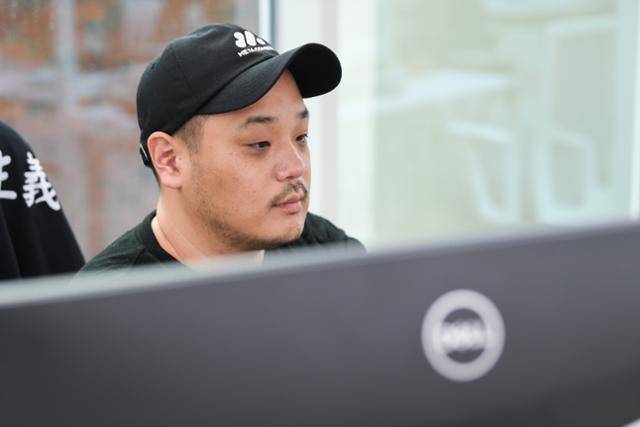 좋은 농담의 조건으로 영준씨는 '시대정신을 얼마나 잘 담아냈는가'를 꼽았다. "사람들이 당연하다고 생각하는 어떤 평범함의 가치를 비틀면 제대로 터지는 코미디를 만들 수 있다고 생각해요. 그러려면 시대의 맥락을 잘 읽어내는 눈이 필요하죠." 김하겸 인턴기자