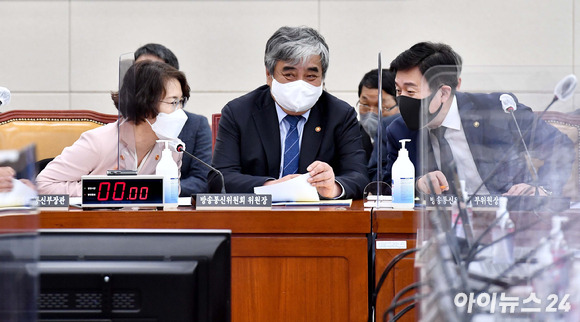 지난 4월 26일 국회에서 열린 과학기술정보방송통신위원회 전체회의에 서 임혜숙(왼쪽부터) 당시 과학기술정보통신부 장관, 한상혁 방송통신위원회 위원장, 안형환 방통위 부위원장이 대화하고 있다. [사진=김성진 기자]