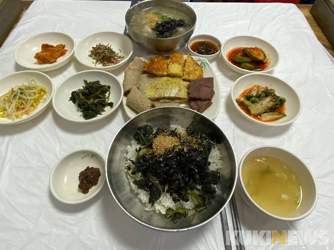 정선아리랑시장 내 맛집으로 유명한 ‘대박집’의 시그니쳐 메뉴. 아래부터 곤드레밥, 모듬전, 감자옹심이.