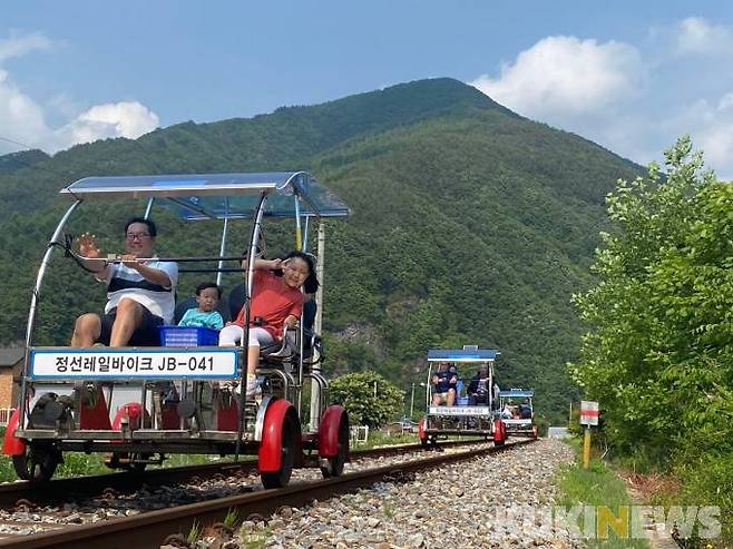 정선 레일바이크를 타고 있는 관광객들의 모습.