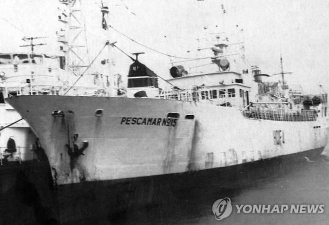 지난 1996년 8월 2일 남태평양에서 조업 중이던 참치잡이 원양어선 페스카마15호에서는 전재천 씨 등 조선족 6명이 선장을 포함해 한국인 7명, 인도네시아인 3명, 조선족 1명을 잔인하게 죽이고 시신을 바다에 버리는 엽기적 살인 사건이 일어났다. 페스카마호 전경.&nbsp; &nbsp;연합뉴스
