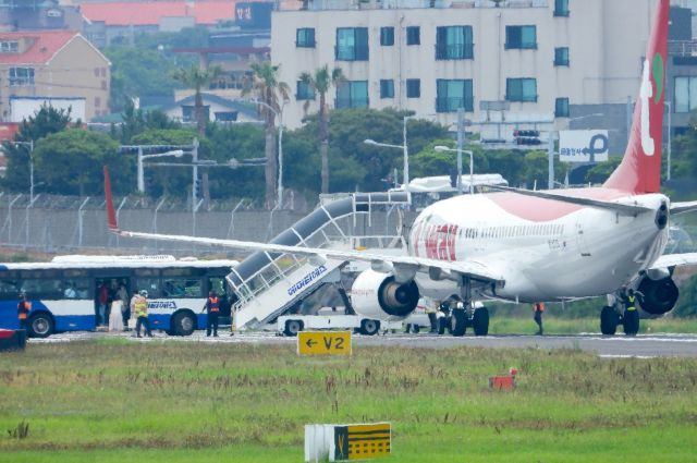 티웨이항공 여객기가 13일 착륙한 제주공항 활주로에 서 있다. 뉴시스