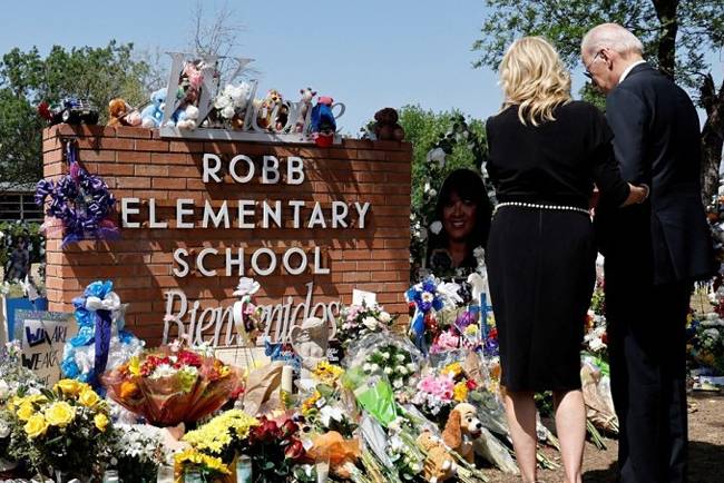 조 바이든(오른쪽) 미국 대통령과 부인 질 바이든 여사가 지난 5월 29일(현지시간) 텍사스주 소도시 유밸디의 롭 초등학교를 방문, 총기 참사 희생자들에게 조의를 표하고 있다.  로이터 연합뉴스