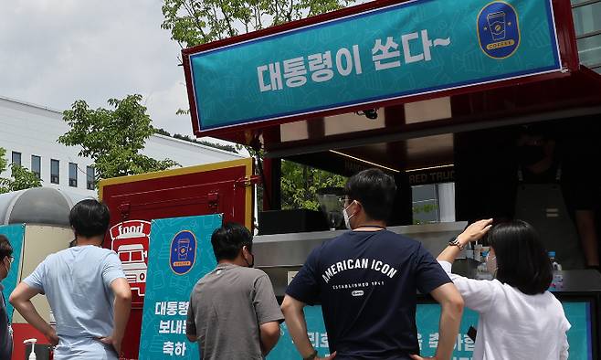 지난 6일 오후 대전시 유성구 한국항공우주연구원에 윤석열 대통령이 누리호 발사성공을 축하하기 위해 보낸 커피차가 등장했다. 연합뉴스