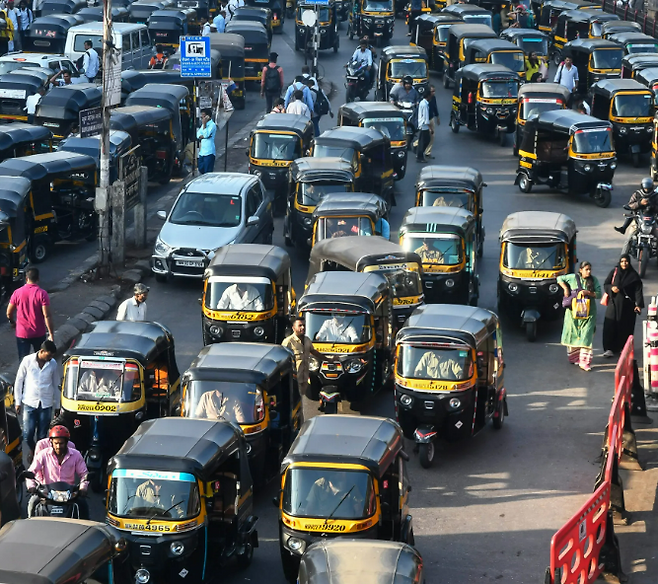인도 도로에 꽉 찬 오토릭샤(툭툭) 자료사진