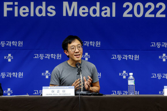 기념강연 전 기자간담회에 참석한 허준이 교수 - 13일 서울 동대문구 홍릉 고등과학원에서 열리는 필즈상 수상 기념 강연 전에 마련된 기자간담회에서 답변하는 허준이 미국 프린스턴대 교수(고등과학원 수학부 석학교수)연합뉴스