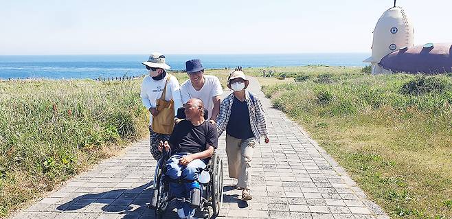 마라도를 여행하는 이규식씨 - 마라도의 언덕길을 이규식씨와 친구들이 함께 올라가고 있다.  제주 김주연 기자